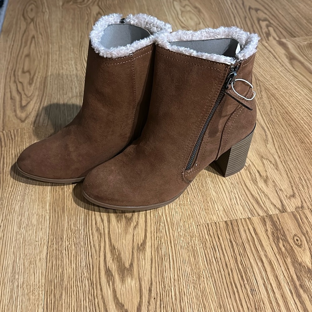 A new day Sherpa lined fall booties size 9 NWT color cognac